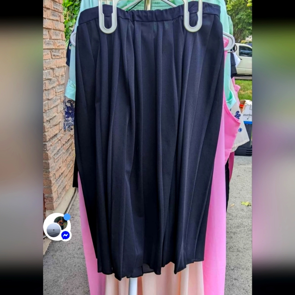 Pleated black skirt